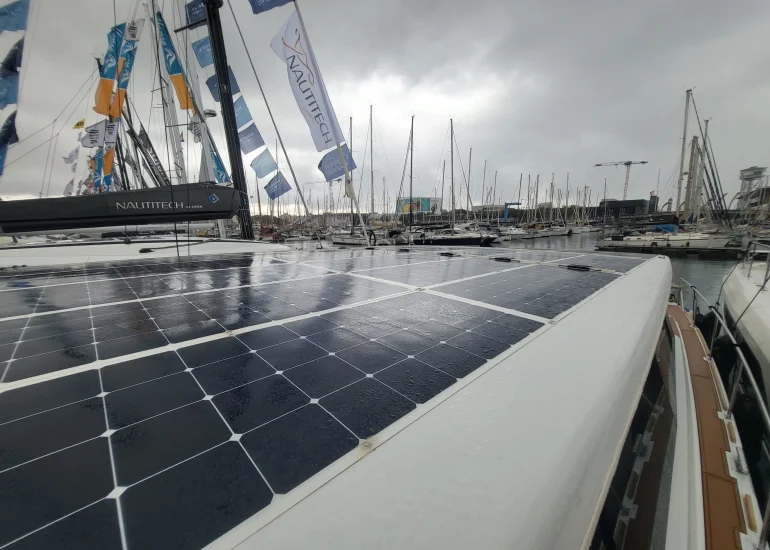 Placas solares de la cubierta del catamarán eléctrico
