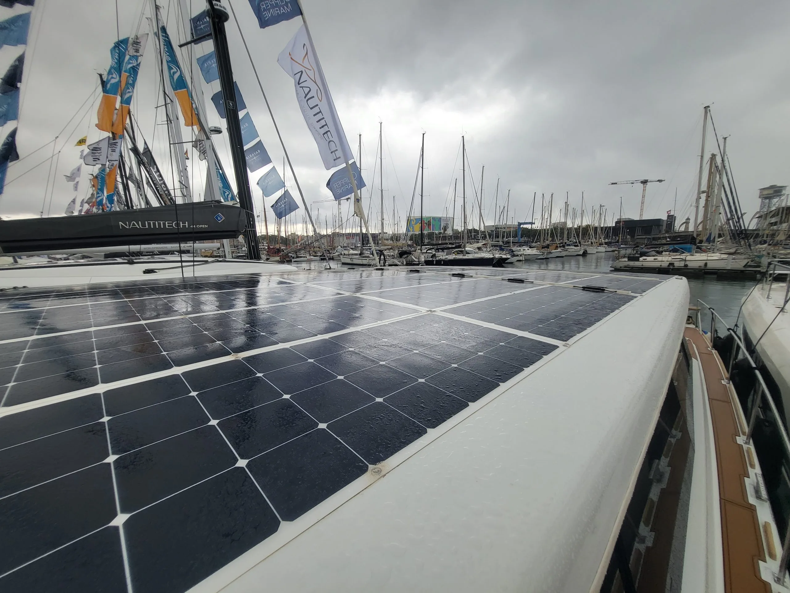 Placas solares de la cubierta del catamarán eléctrico
