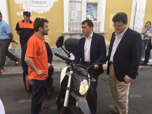 el Excmo. Alcalde de S/C de Tenerife, José Bermúdez y el Concejal de Cultura, José Manuel Acha junto a nuestro compañero Pablo y su motocicleta Zero DS
