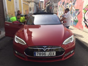 El Tesla Model S siendo admirado por los viandantes