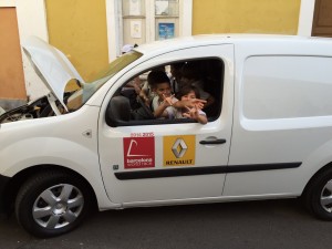 Niños en Renault Kangoo ZE